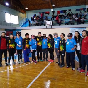 foto grupal de equipo chileno y argentino al centro de la cancha