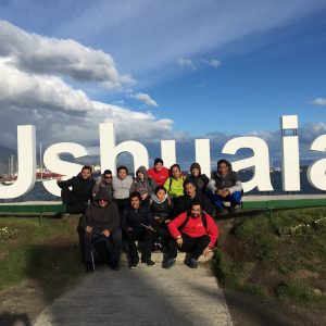 foto grupal en letras gigantes Ushuaia