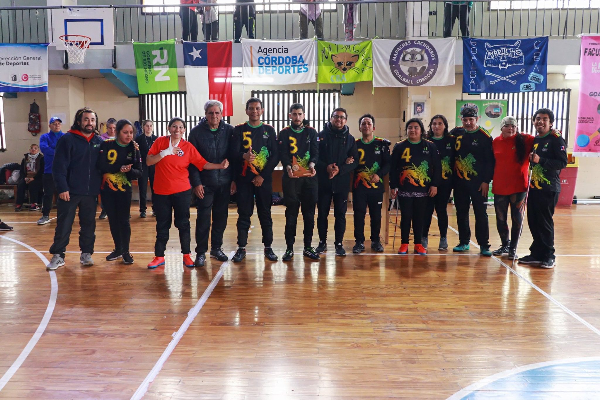 foto central de equipo de goalball en una cancha