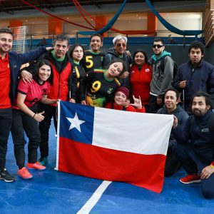 foto grupal del equipo con bandera chilena