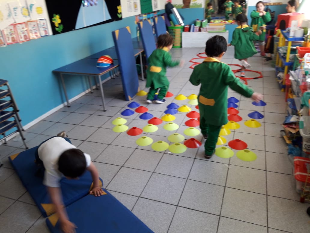 niños realizando taller de psicomotricidad en sala de clases